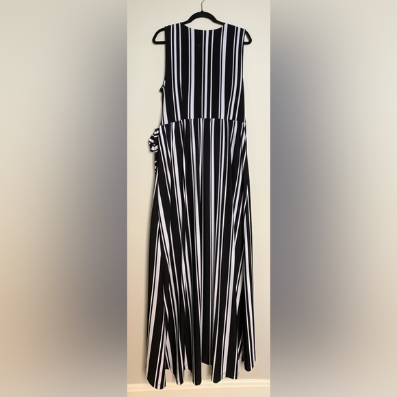 Black and White Stripe Dress - Picture 2 of 4